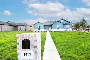 1412 Mason St, Bowie, TX 76230 - Photo 2