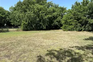 610 Cooper St, Bowie, TX 76230 - Photo 12