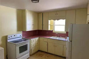 610 Cooper St, Bowie, TX 76230 - Photo 14