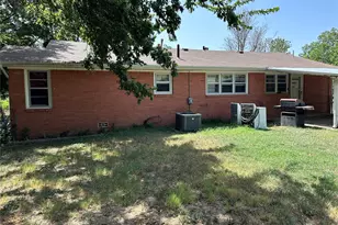 610 Cooper St, Bowie, TX 76230 - Photo 6