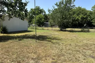 610 Cooper St, Bowie, TX 76230 - Photo 10