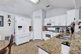 431 Hidden Ridge Dr, Burleson, TX 76028 - Photo 12