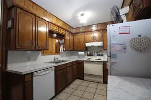 610 W Eden St, Munday, TX 76371 - Photo 6