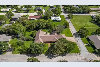 901 Spears Street, Bowie, TX 76230 - Photo 2