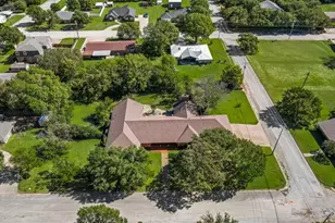 901 Spears St, Bowie, TX 76230 - Photo 2