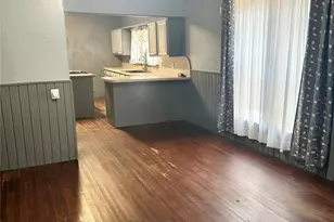 410 S Preston St, Wolfe City, TX 75496 - Photo 10