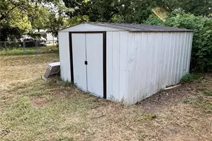 410 S Preston St, Wolfe City, TX 75496 - Photo 28