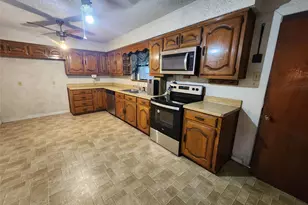 209 E 2nd St, Quinlan, TX 75474 - Photo 2