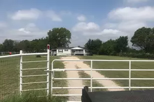 150 Oak Valley Ln, Springtown, TX 76082 - Photo 2