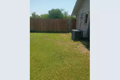634 E Eubank Street, Mabank, TX 75147 - Photo 2