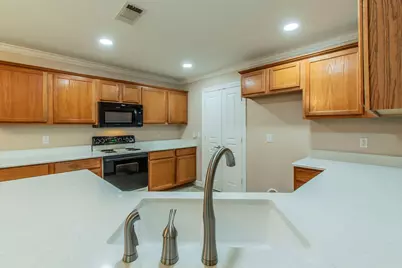 804 Beechcraft Avenue, Grand Prairie, TX 75051 - Photo 6