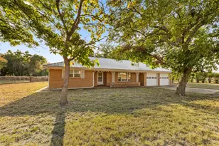 913 N Main St, Springtown, TX 76082 - Photo 2