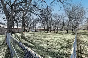 220 Tanglewood St, Bowie, TX 76230 - Photo 38