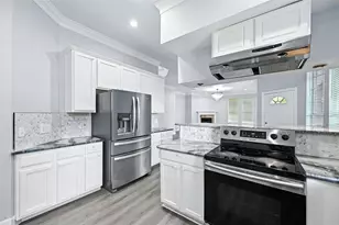 626 SE 4th St, Grand Prairie, TX 75051 - Photo 8