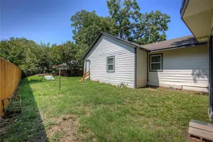 911 S 4th St, Bonham, TX 75418 - Photo 32