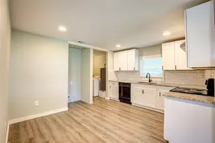 911 S 4th St, Bonham, TX 75418 - Photo 10