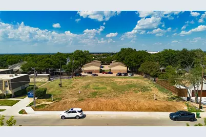 717 E Worth Street, Grapevine, TX 76051 - Photo 2