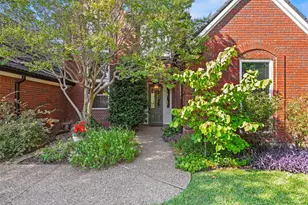 801 Spring Canyon Dr, Irving, TX 75063 - Photo 2