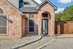 800 Laredo Ct, Grand Prairie, TX 75052 - Photo 2