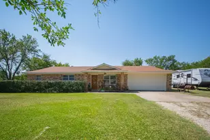 3291 N Grand Ave, Gainesville, TX 76240 - Photo 1