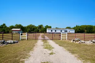 245 Oak Hill Ct, Waxahachie, TX 75167 - Photo 2