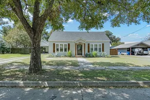 811 N Gaines St, Ennis, TX 75119 - Photo 1