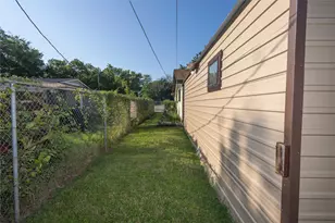 809 Lomo St, Fort Worth, TX 76110 - Photo 10