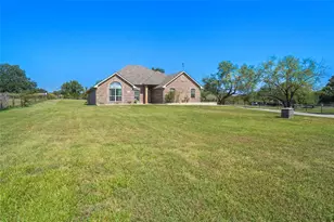 177 Lost Oak Dr, Azle, TX 76020 - Photo 2