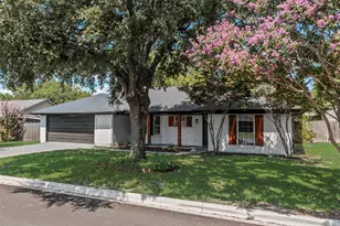 6725 Greenacres Dr, North Richland Hills, TX 76182 - Photo 4