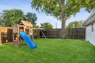 9406 Mill Hollow Dr, Dallas, TX 75243 - Photo 36