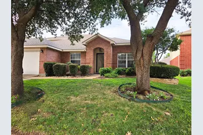 304 E Clover Park Drive, Fort Worth, TX 76140 - Photo 2