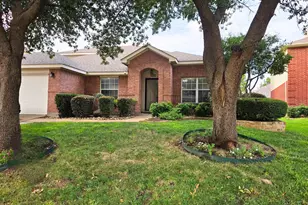 304 E Clover Park Dr, Fort Worth, TX 76140 - Photo 2