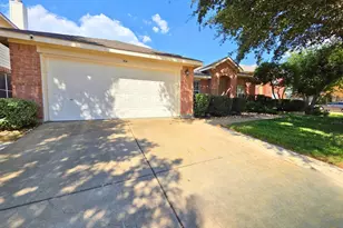 304 E Clover Park Dr, Fort Worth, TX 76140 - Photo 4