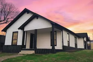 915 NE 1st St, Mineral Wells, TX 76067 - Photo 1