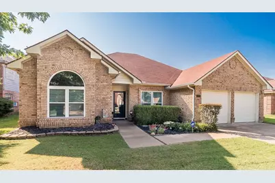 423 Clayton Street, Grand Prairie, TX 75052 - Photo 2