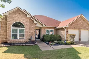 423 Clayton St, Grand Prairie, TX 75052 - Photo 2