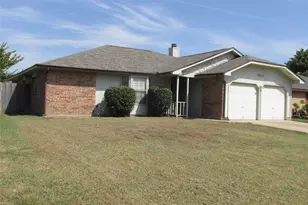 2614 Carrington Ln, Grand Prairie, TX 75052 - Photo 2