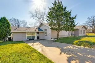 909 Coffield St, Bowie, TX 76230 - Photo 2