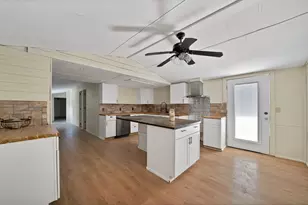 2916 E Briarwood St, Granbury, TX 76048 - Photo 4