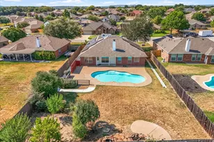 815 Wandering Ct, Granbury, TX 76049 - Photo 2