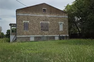 506 Sanders St, Bowie, TX 76230 - Photo 4