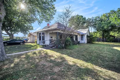 105 E Lone Star Avenue, Cleburne, TX 76031 - Photo 2