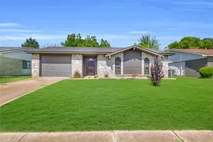 710 Country Ln, Grand Prairie, TX 75052 - Photo 1
