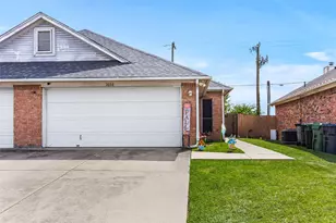 1016 Brenner Ct, Arlington, TX 76017 - Photo 2