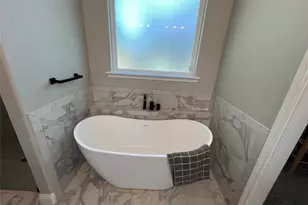 505 S Sky Ct, Granbury, TX 76049 - Photo 10