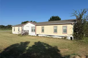 135 Paint Ct, Stephenville, TX 76401 - Photo 2