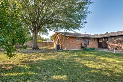 3722 Devonshire Court E, Irving, TX 75062 - Photo 12