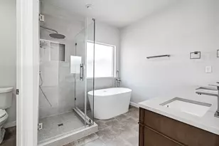 905 Hunter Ln, Burleson, TX 76028 - Photo 2