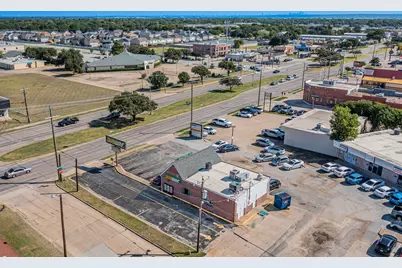 455 W Pioneer Parkway, Grand Prairie, TX 75051 - Photo 2