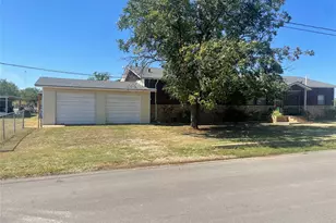 615 N Harvey St, Breckenridge, TX 76424 - Photo 2